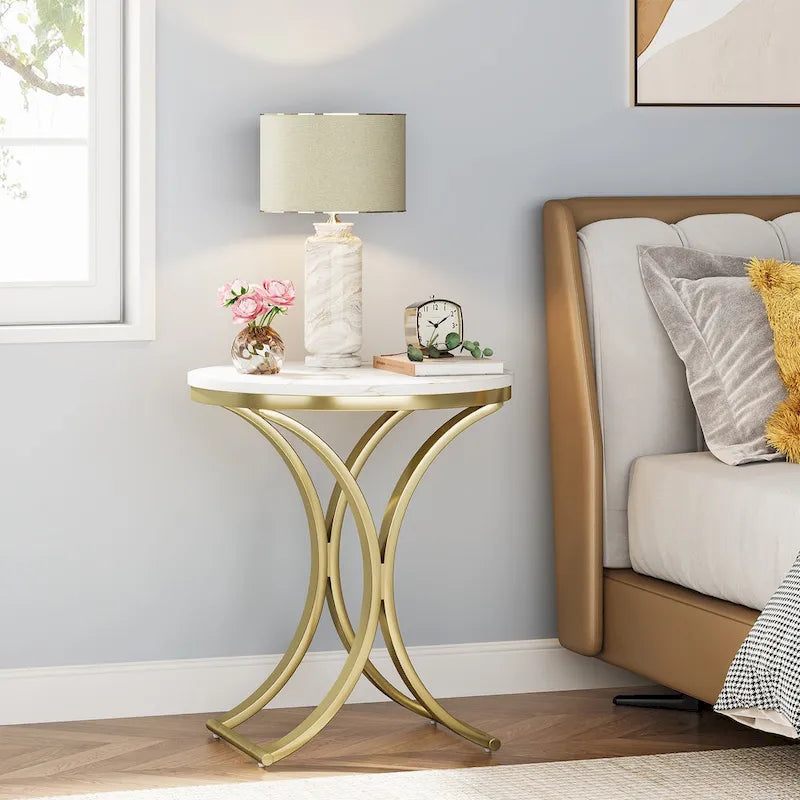 Petite table d'appoint ronde moderne avec cadre en métal doré et placage en faux marbre, en bois composite, pour le salon